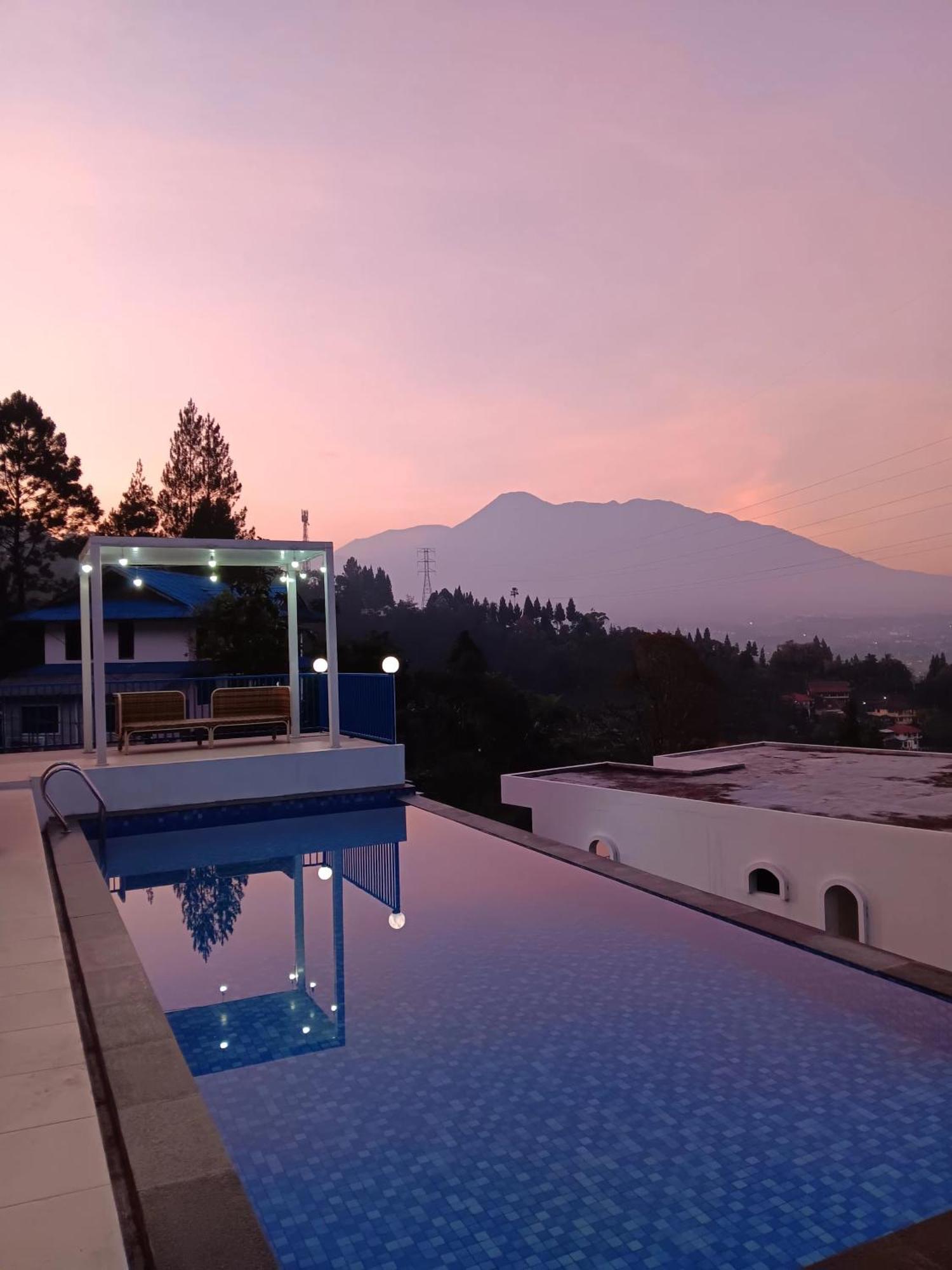Villa Blue Door, Puncak Pondok Cipaseban Exterior foto